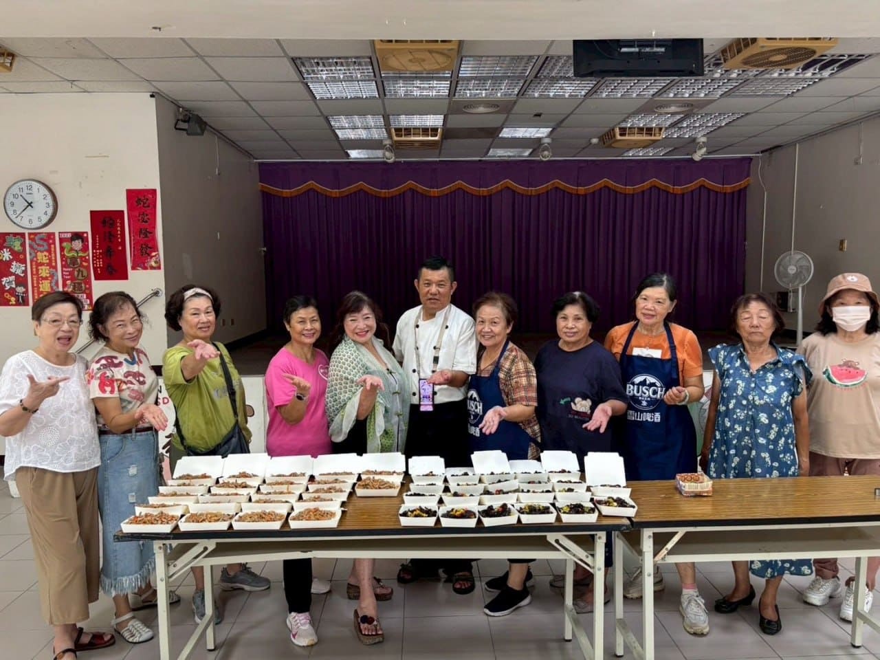 portrait-mom-daughter-playing-outdoor-enjoying-family-time