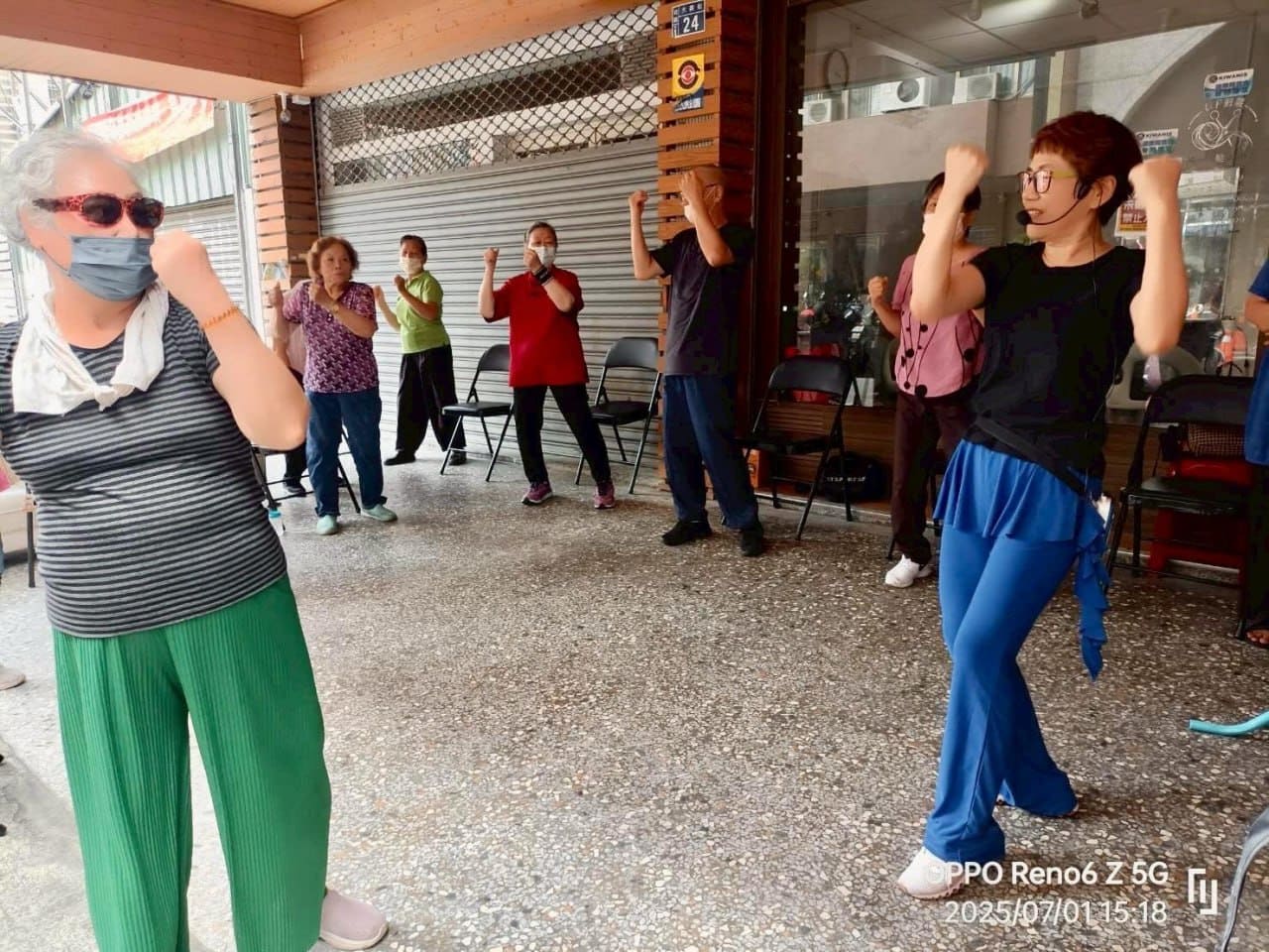portrait-mom-daughter-playing-outdoor-enjoying-family-time