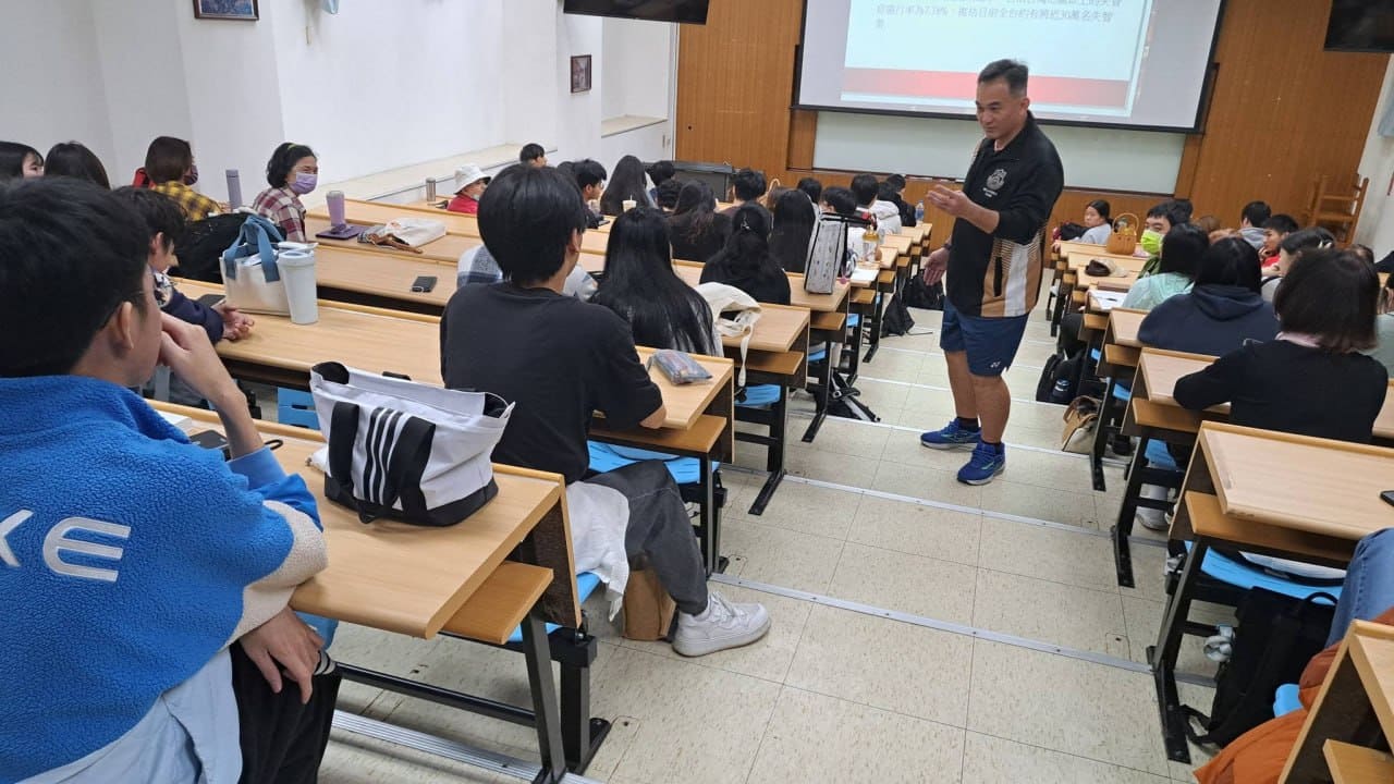 portrait-mom-daughter-playing-outdoor-enjoying-family-time